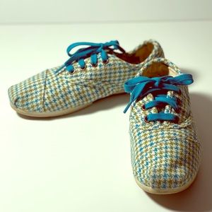 Host Pick 🎉 TOMS Houndstooth Canvas Shoes